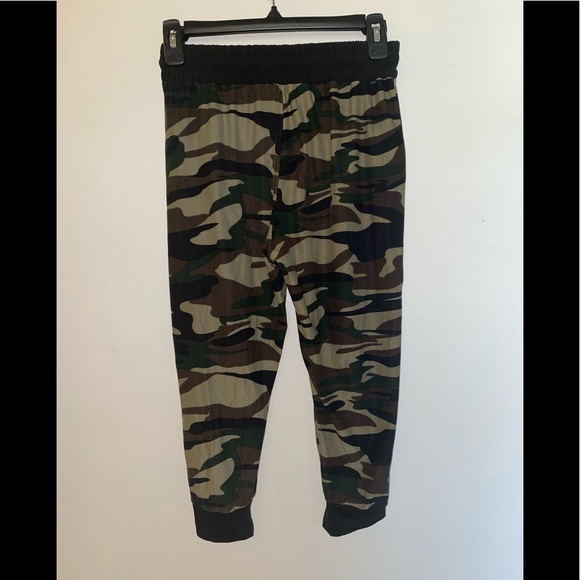 LA12ST - Juniors Camo Super Soft Capri Joggers (Size: Medium) - Picture 2 of 5